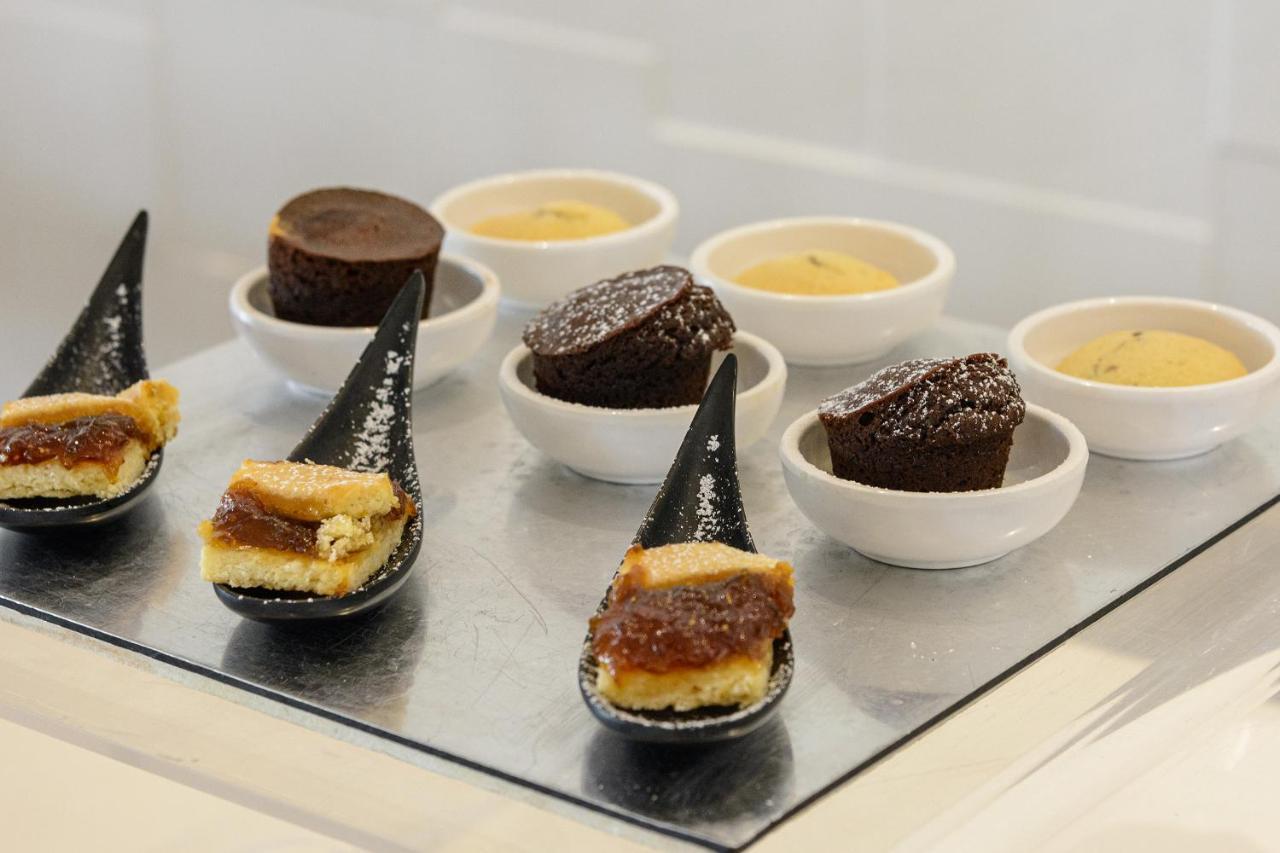麦可帕埃斯图姆酒店 外观 照片 A selection of desserts